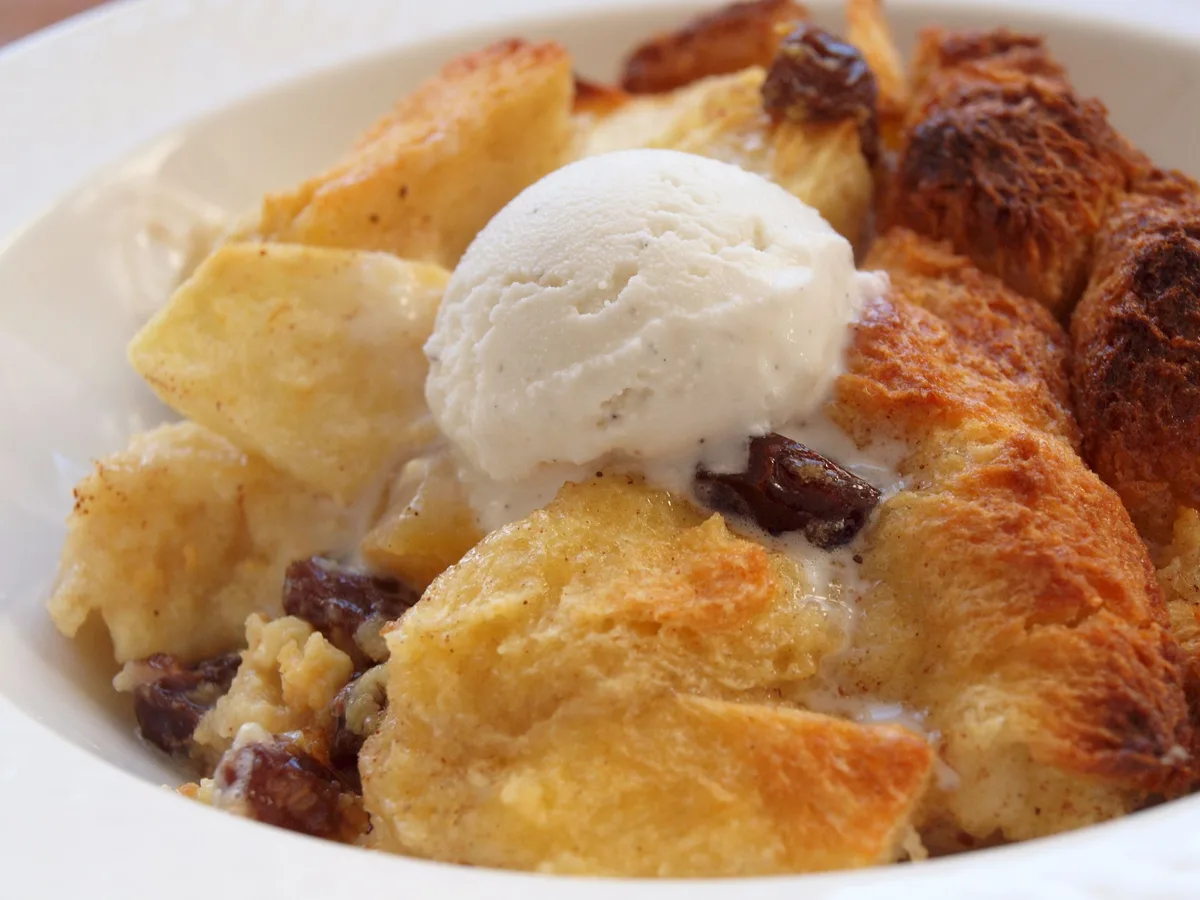 APPLE RAISIN BREAD PUDDING