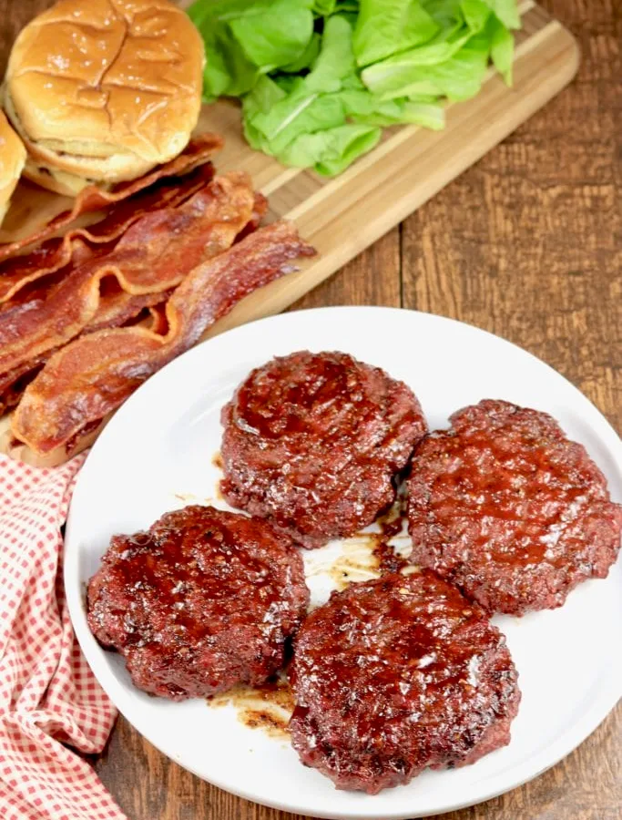 Bacon−Stuffed Burgers