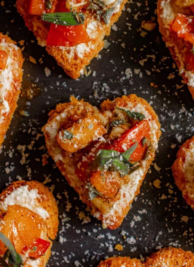 Bruschetta (Heart−shaped Garlic Rolls)